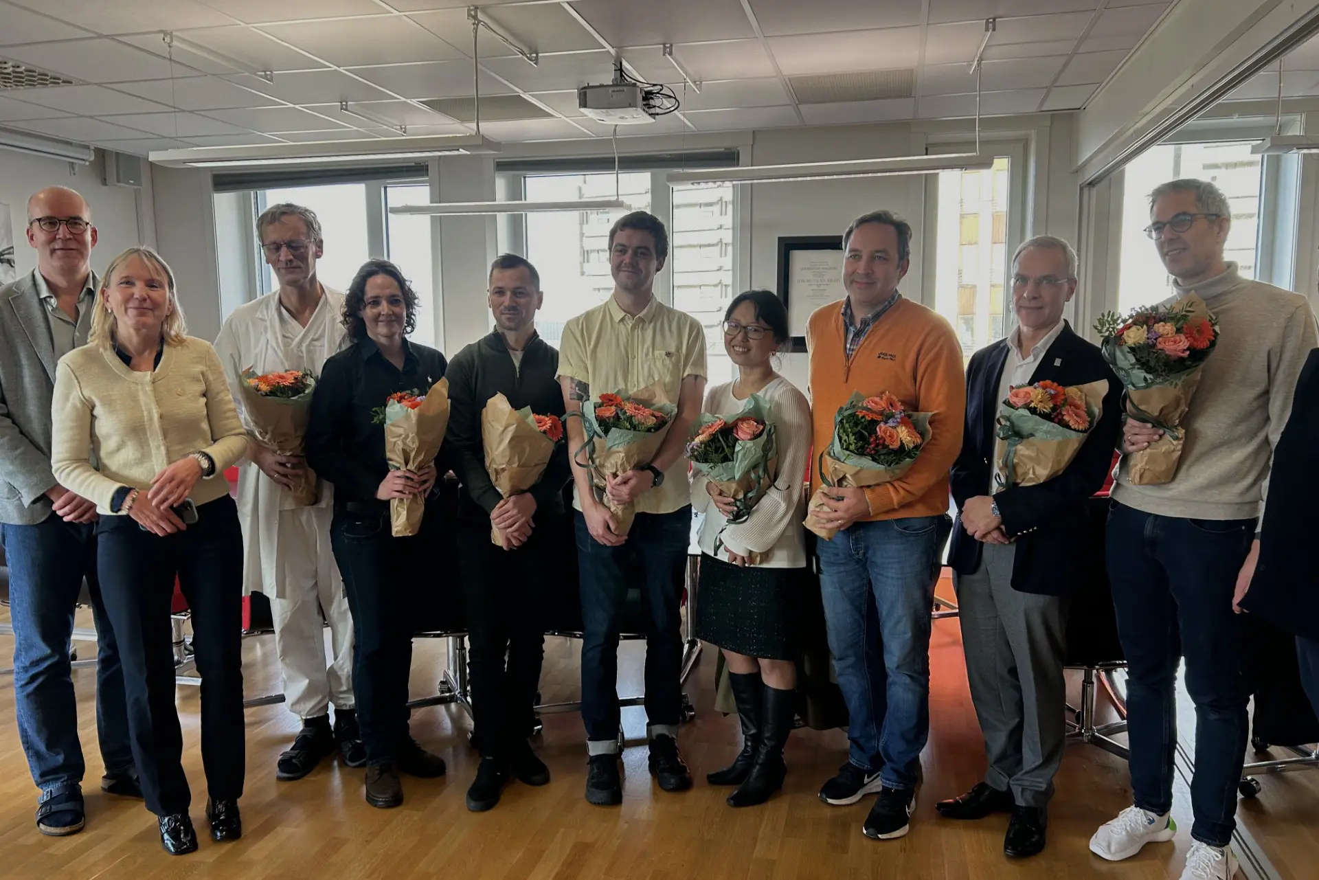 En gruppe mennesker som poserer for et bilde