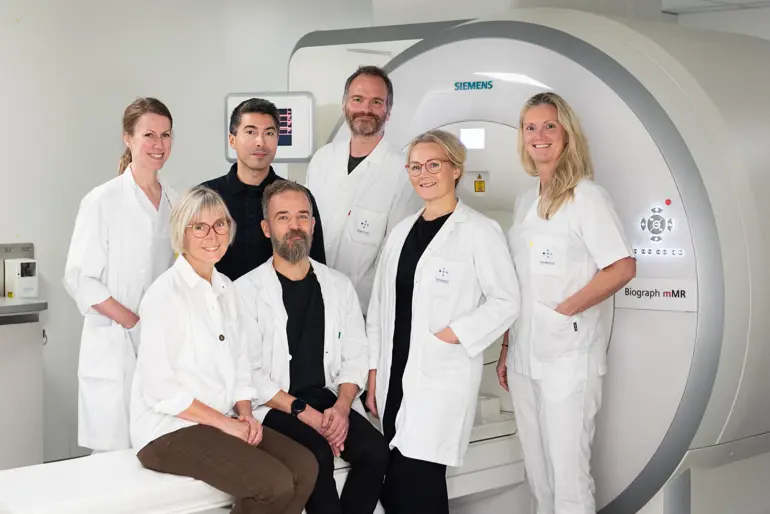 En gruppe mennesker som poserer for et bilde