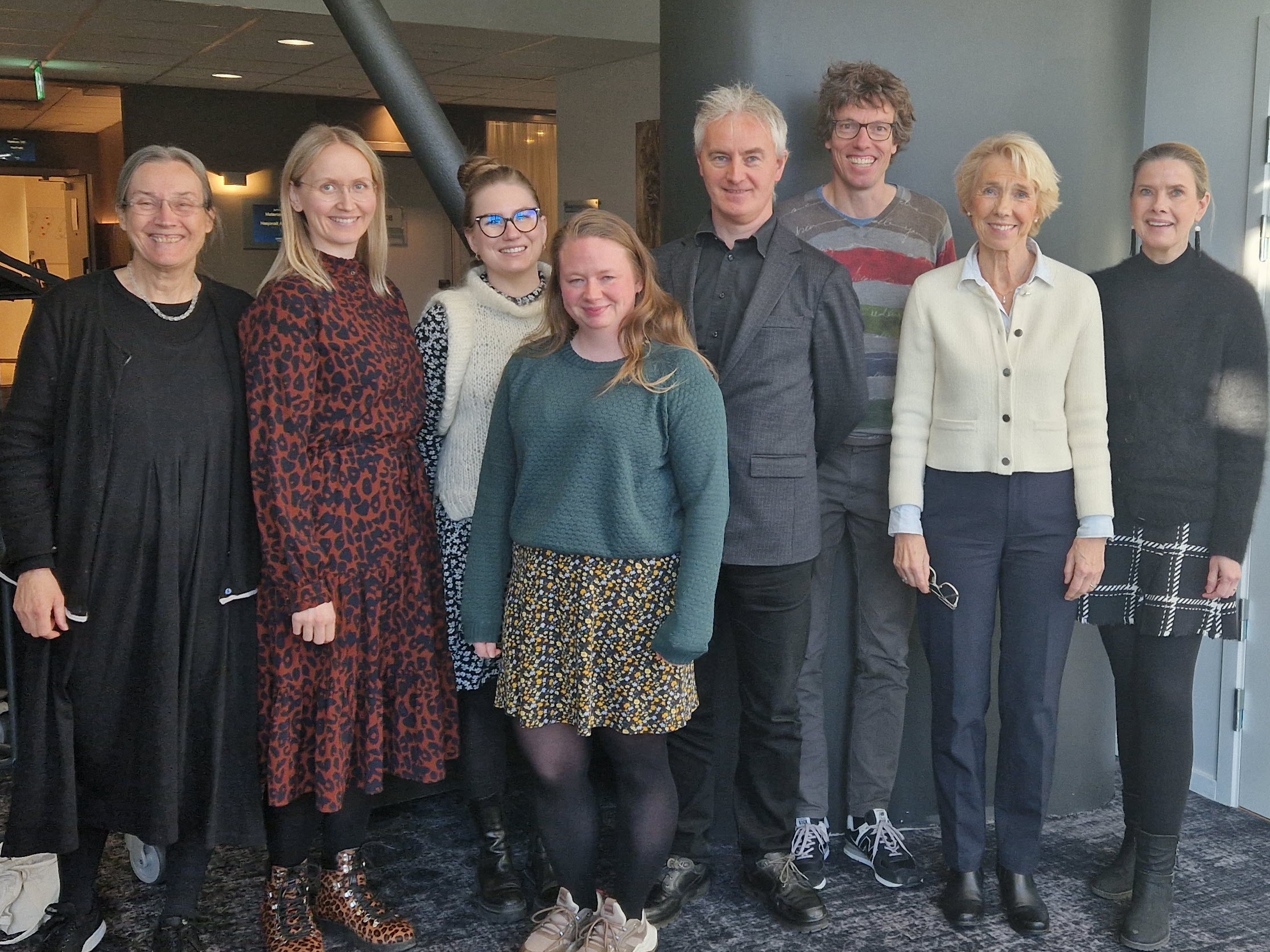 En gruppe mennesker som poserer for et bilde