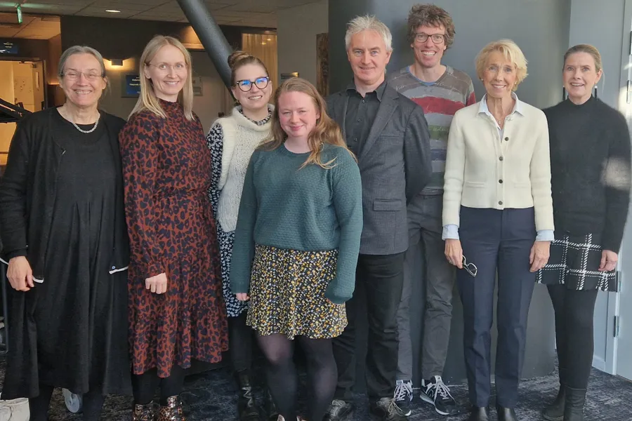 En gruppe mennesker som poserer for et bilde