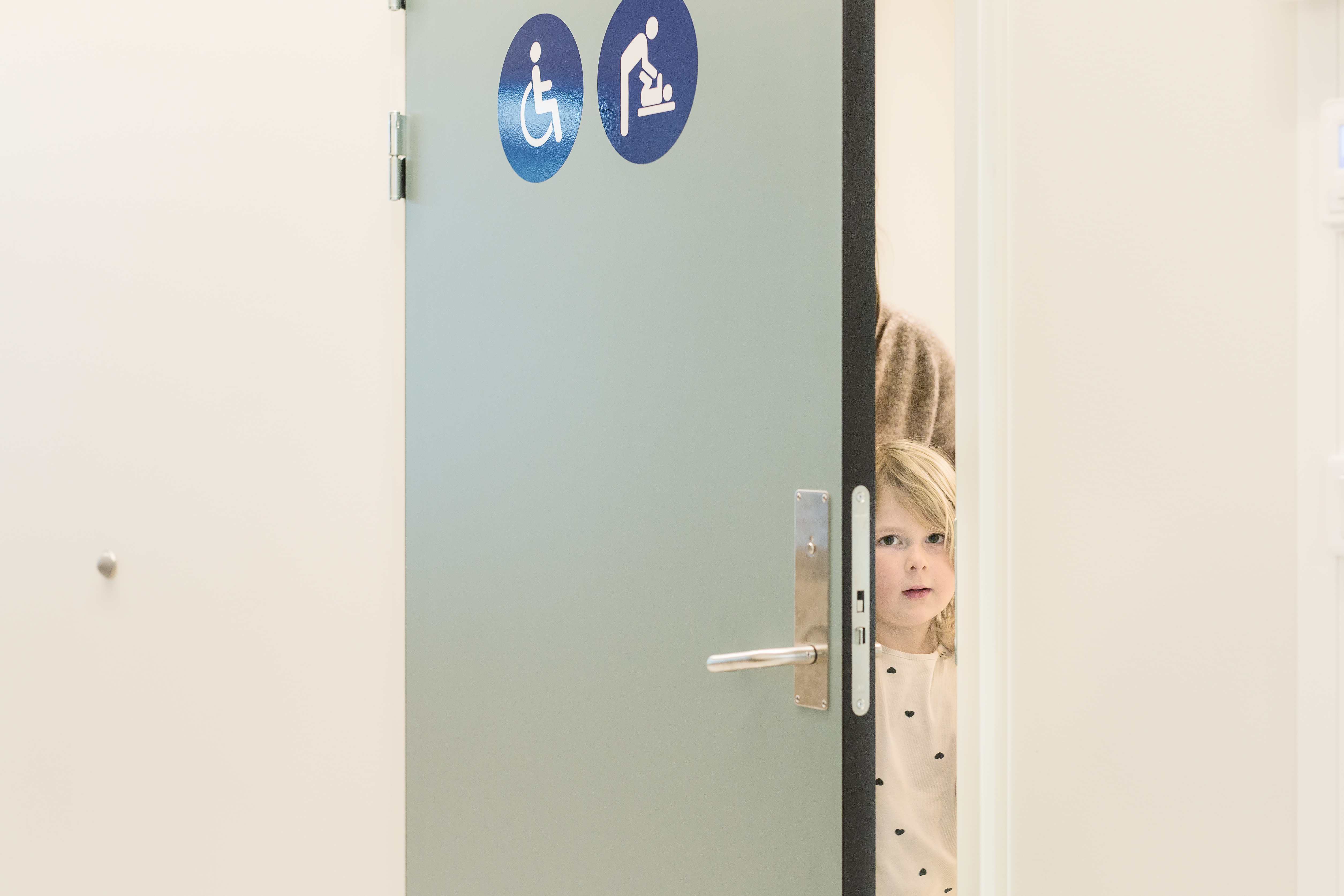 Jente kikker ut av dør på gløtt