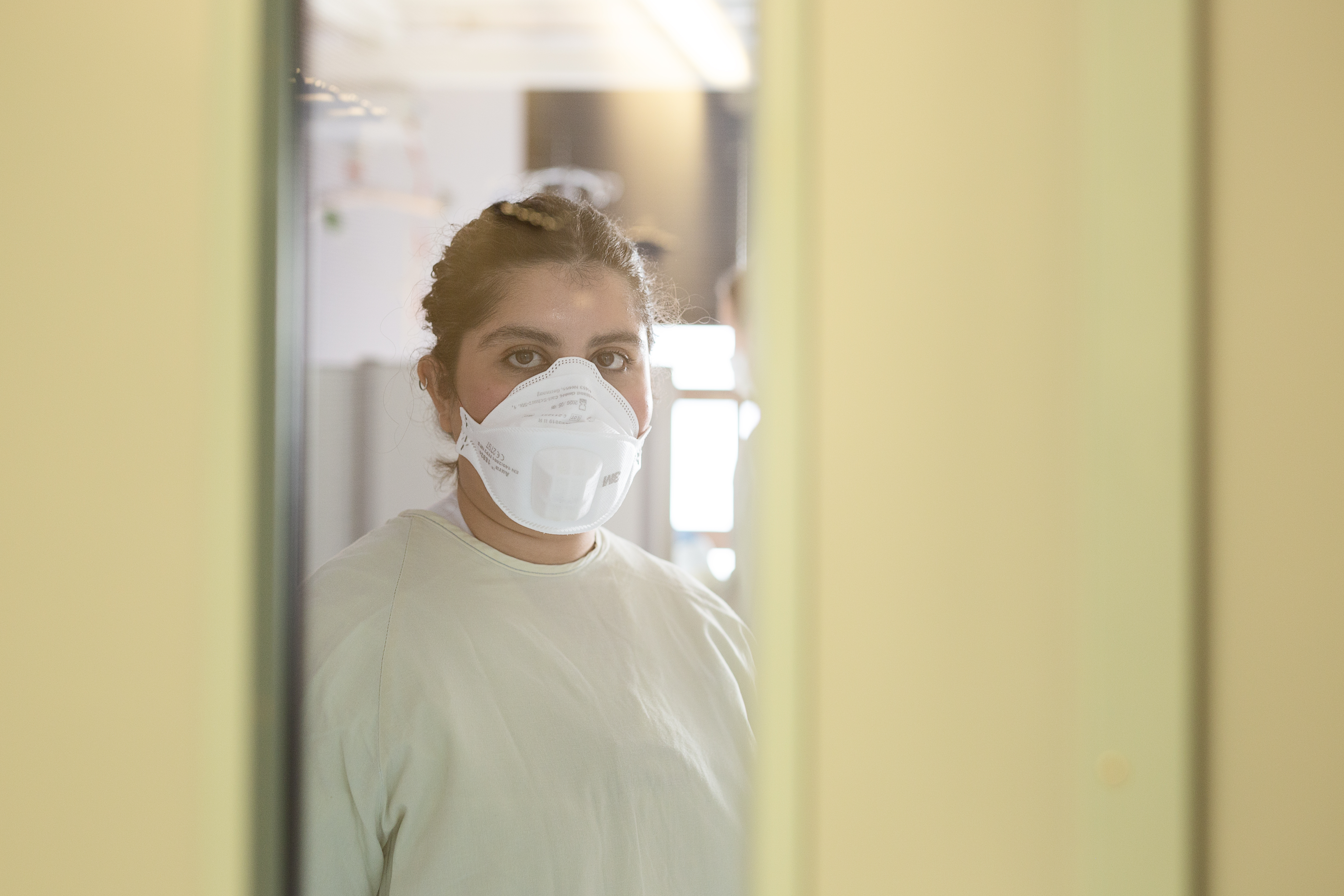 Helsepersonell i smittevernsutstyr inne på et isolat