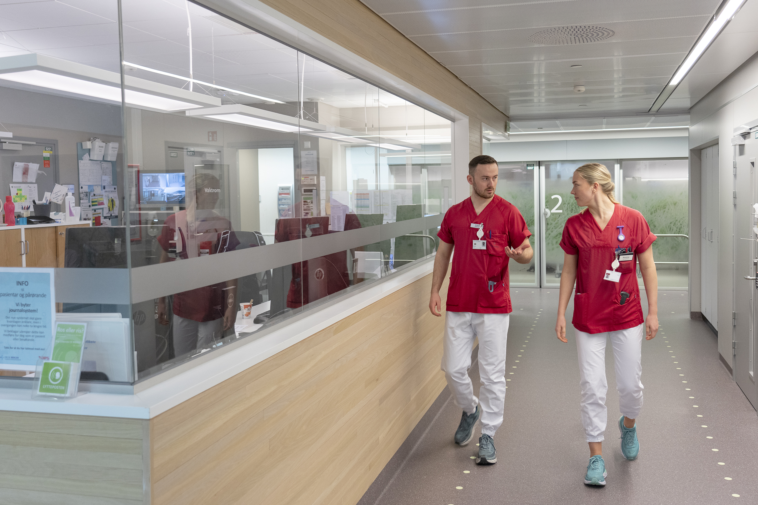 En mann og en kvinne i en butikk