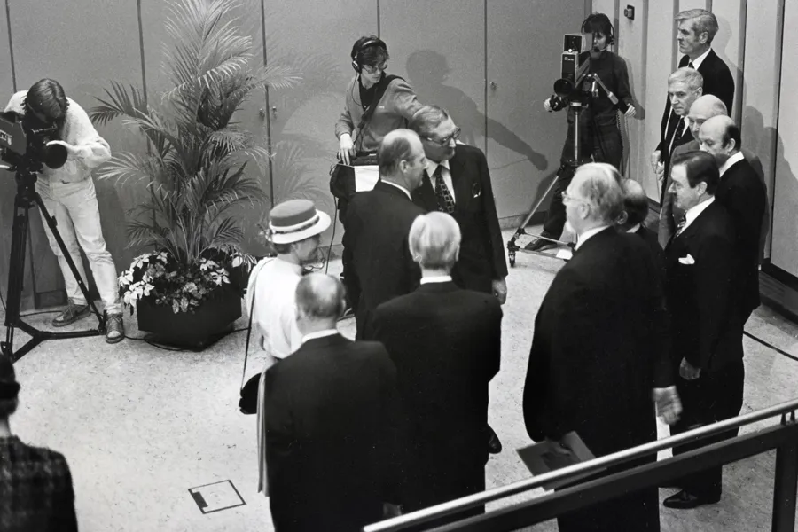 Historisk foto av flere mennesker som er samlet i et auditorie