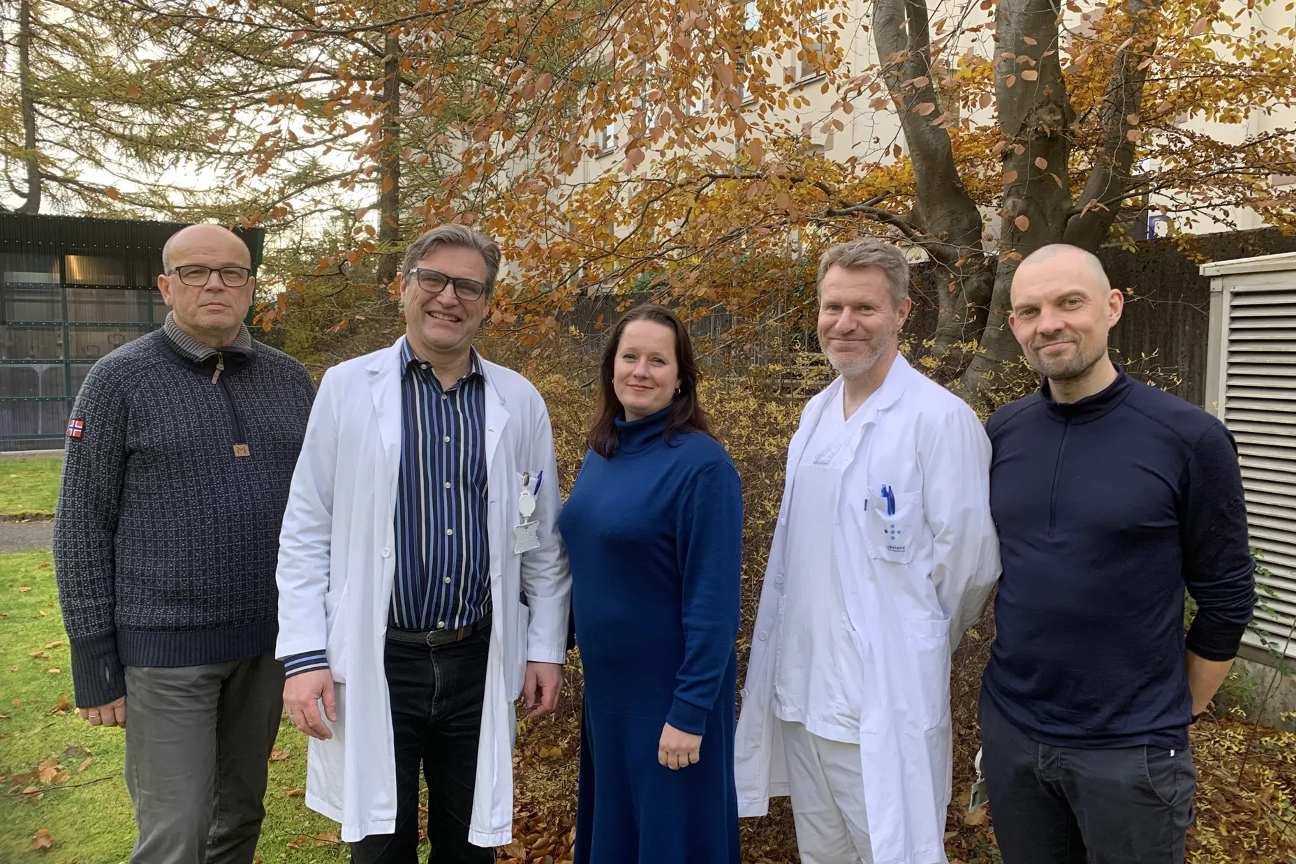 En gruppe mennesker som poserer for et bilde