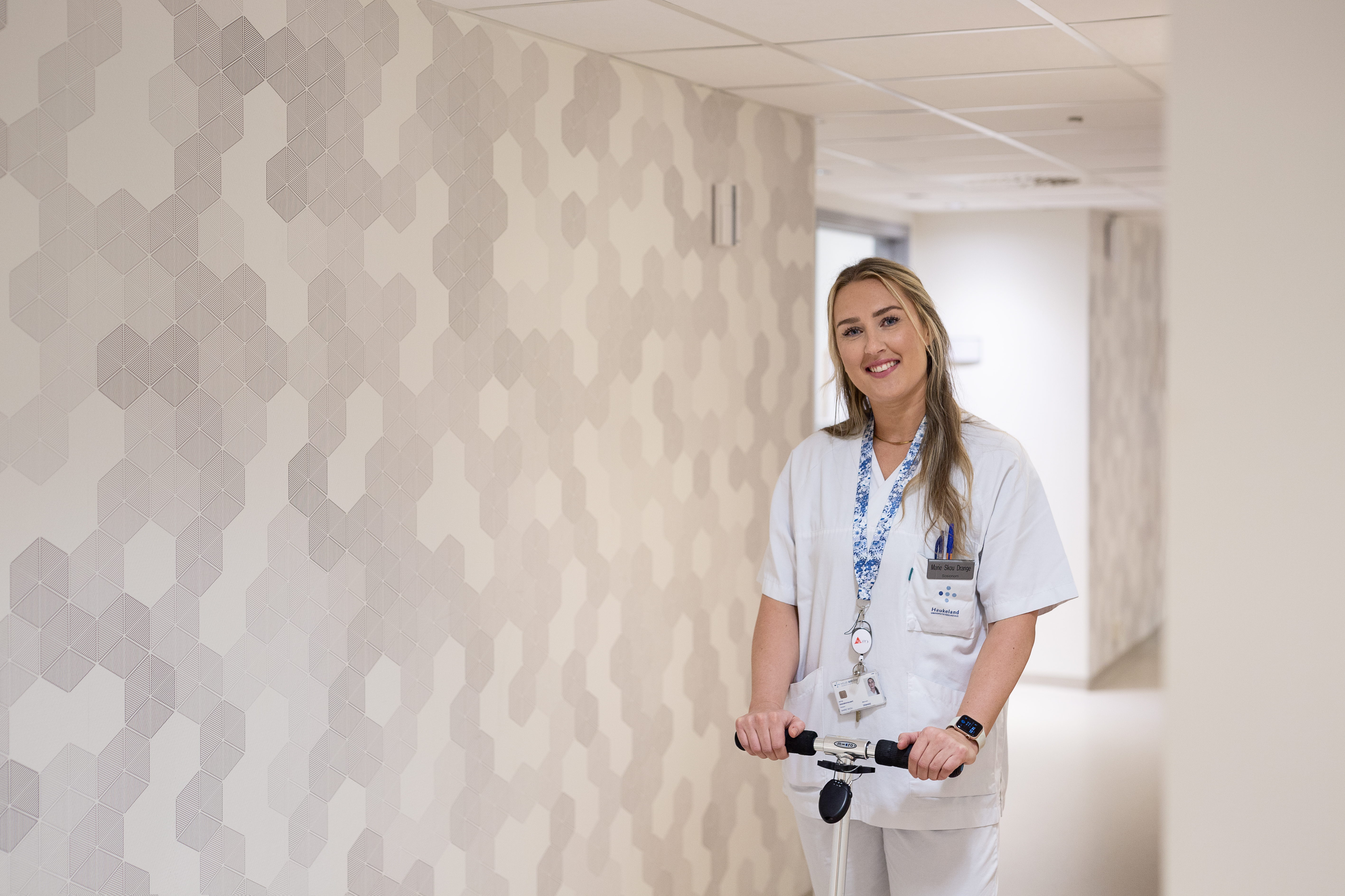 Sosionom i hvit uniform på sykehuset