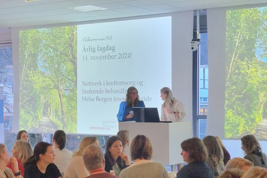 To personer som holder en presentasjon for en gruppe mennesker