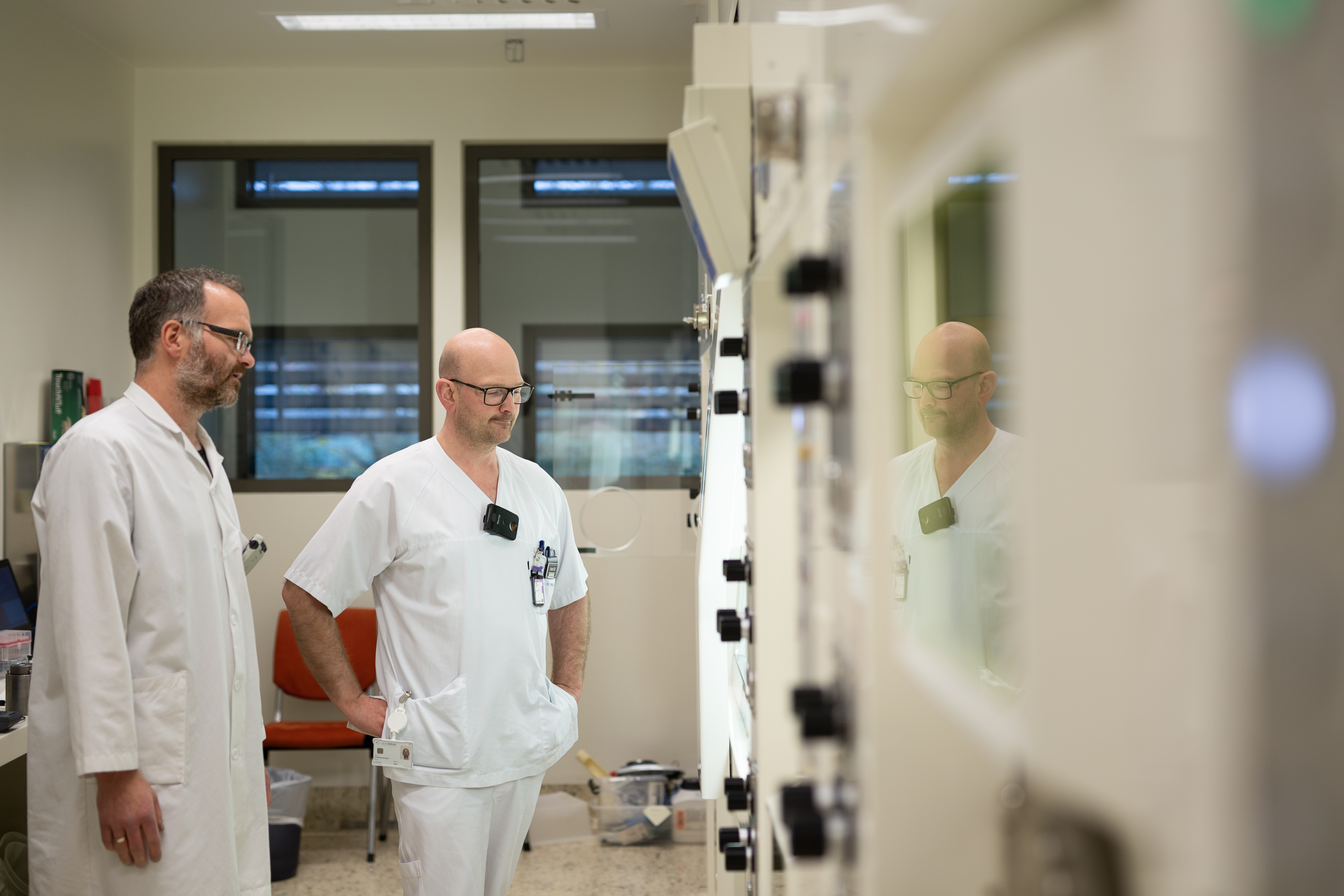 To forskere som ser på en Pet maskin 