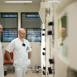 To forskere som ser på en Pet maskin