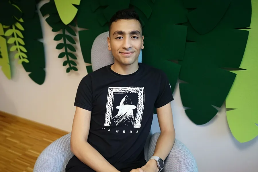 En person som sitter i en stol