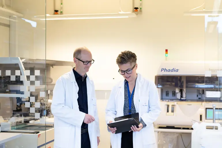 Kvinne og mann inne på et laboratorium.
