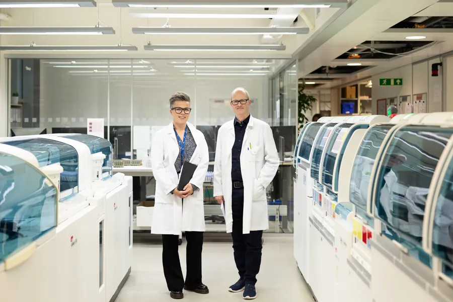 Kvinne og mann ser på noen dokument.