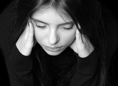 En kvinne med hånden i ansiktet