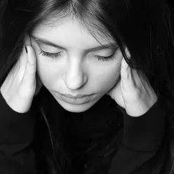 En kvinne med hånden i ansiktet