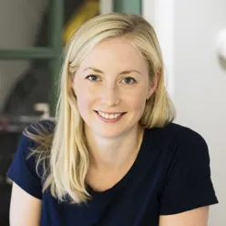 En kvinne som smiler til kameraet