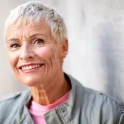 En mann som smiler til kameraet