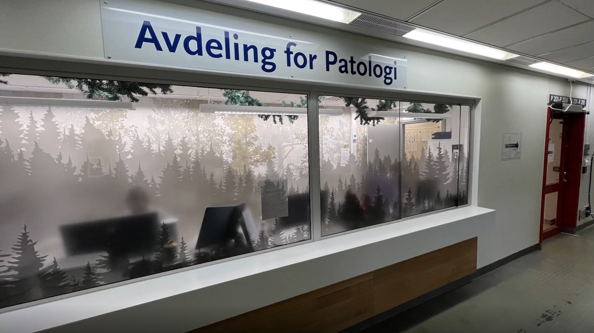 En glassmonter med et skilt