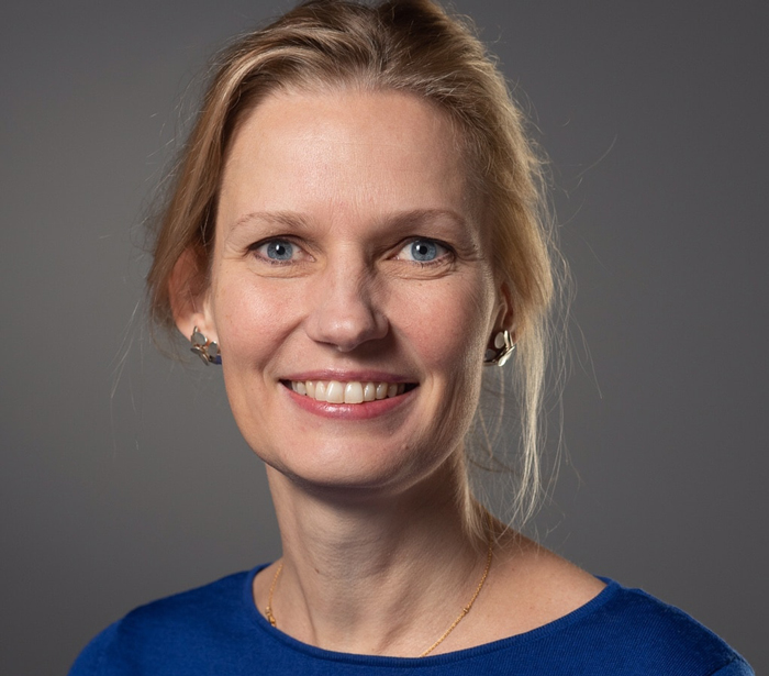 Et nærbilde av en kvinne som smiler