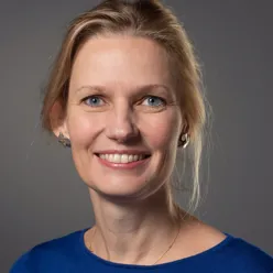 Et nærbilde av en kvinne som smiler