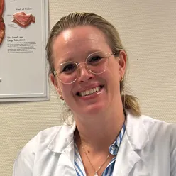 En mann som smiler og holder opp en hånd