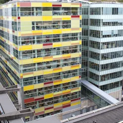 En bygning med mange vinduer