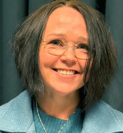 Et nærbilde av en kvinne som smiler