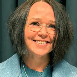 Et nærbilde av en kvinne som smiler