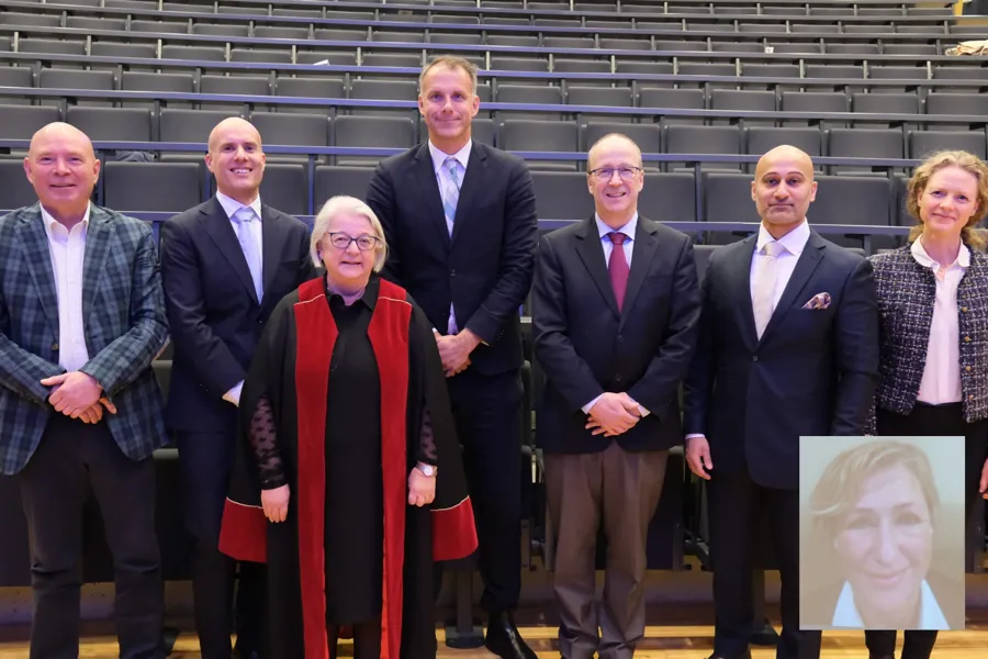 En gruppe mennesker som poserer for et bilde