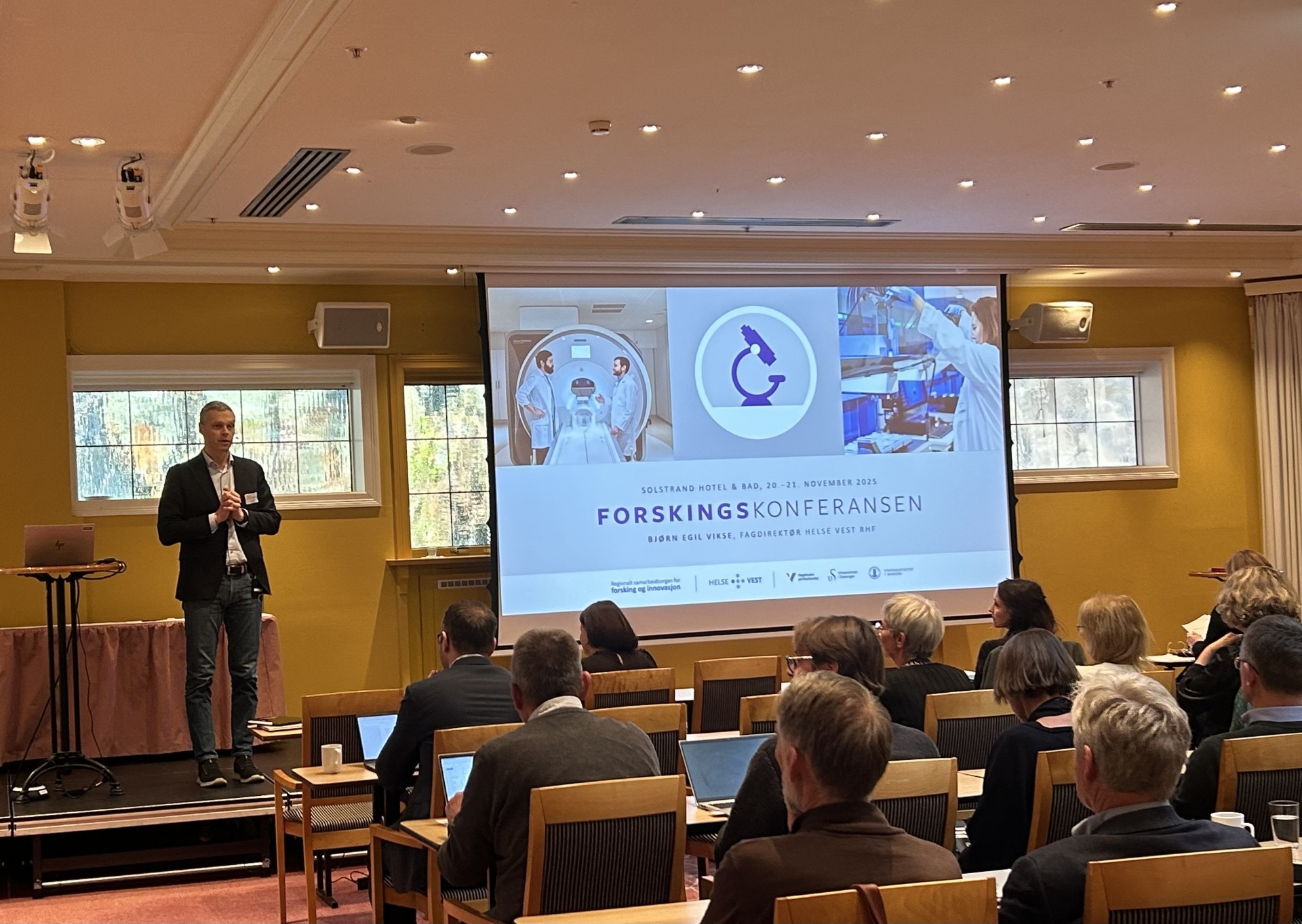 En person som holder en presentasjon for et publikum