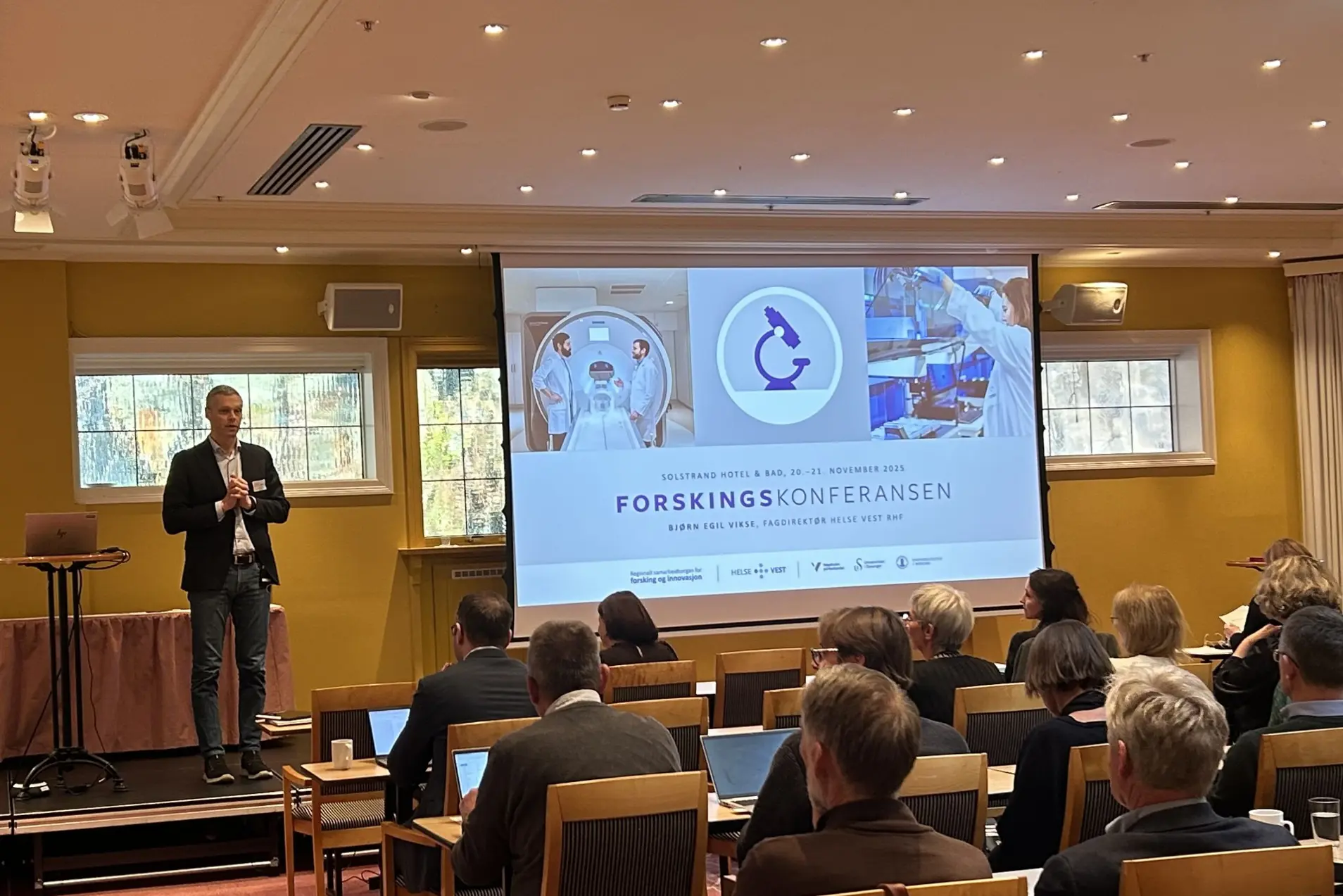 En person som holder en presentasjon for et publikum