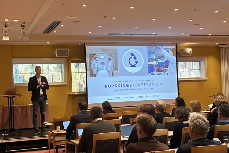 En person som holder en presentasjon for et publikum