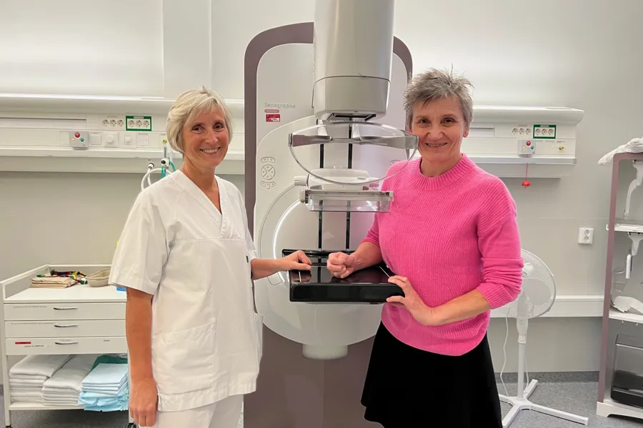 Et par kvinner i et rom