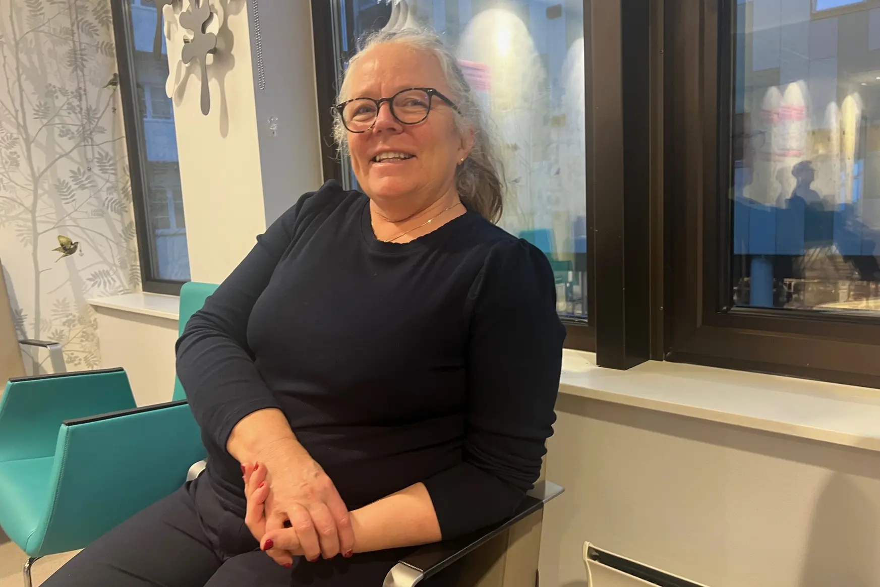 En person som sitter på en stol