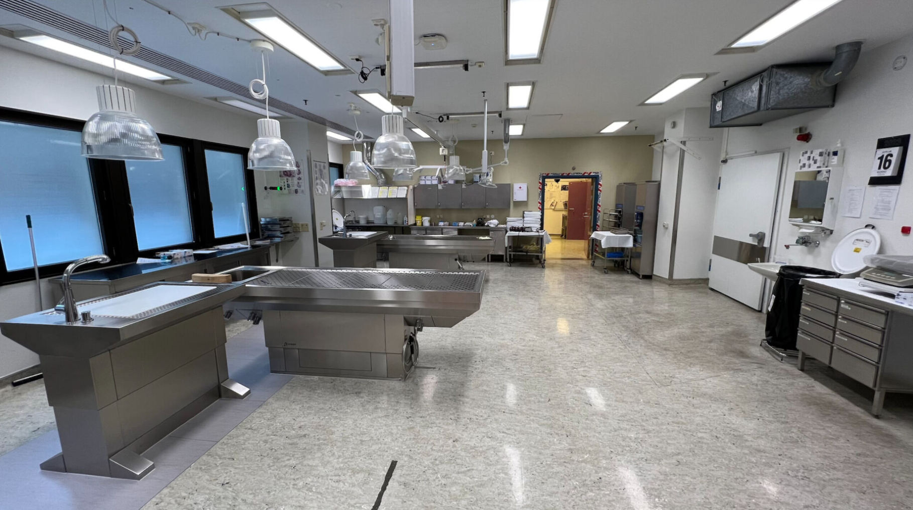 Et stort industrikjøkken