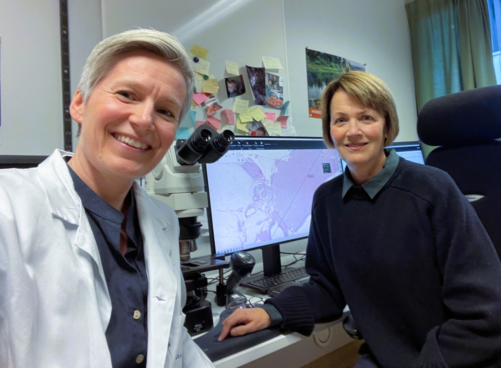 Et par kvinner som smiler