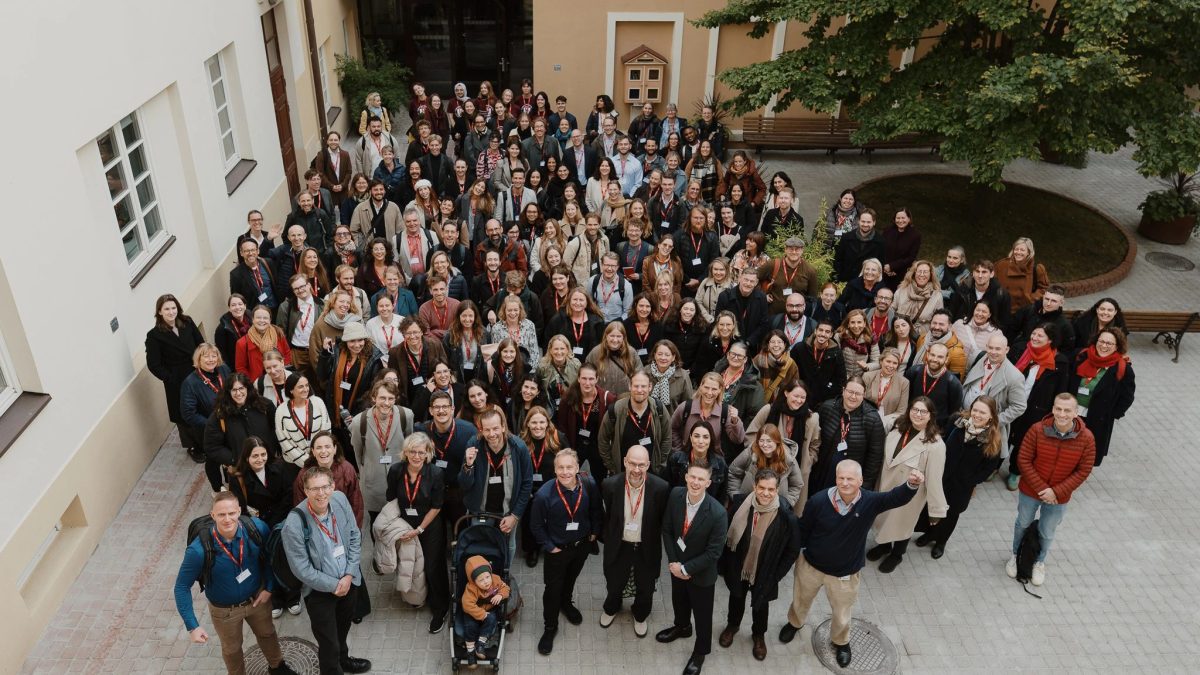 En stor gruppe mennesker poserer for et bilde