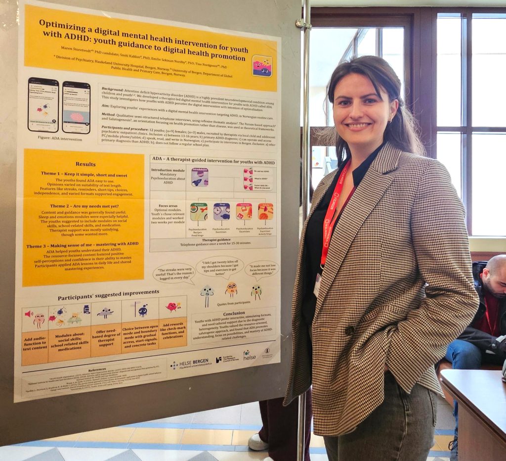 En person som står ved siden av en plakat