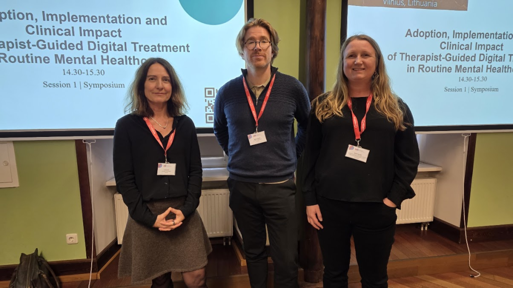 En gruppe mennesker som poserer for et bilde