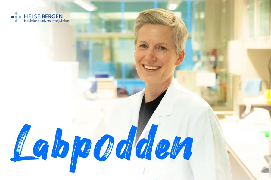 En kvinne iført hvit frakk