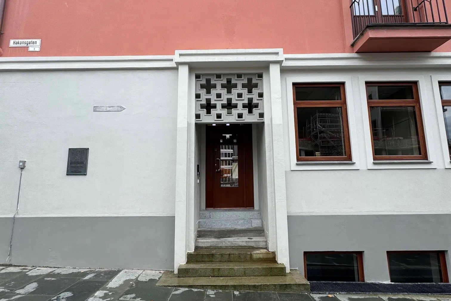 En bygning med dør og vinduer