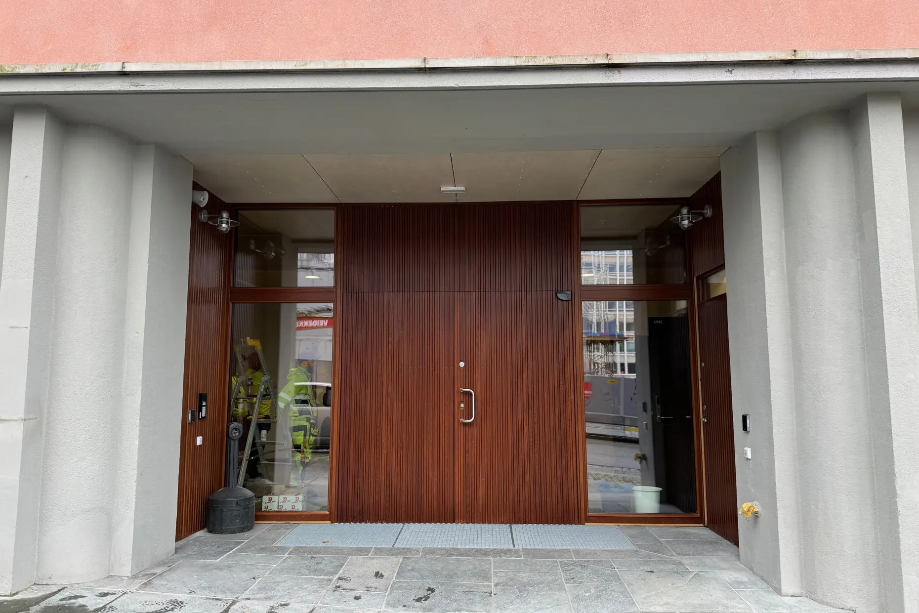 En bygning med en stor brun dør