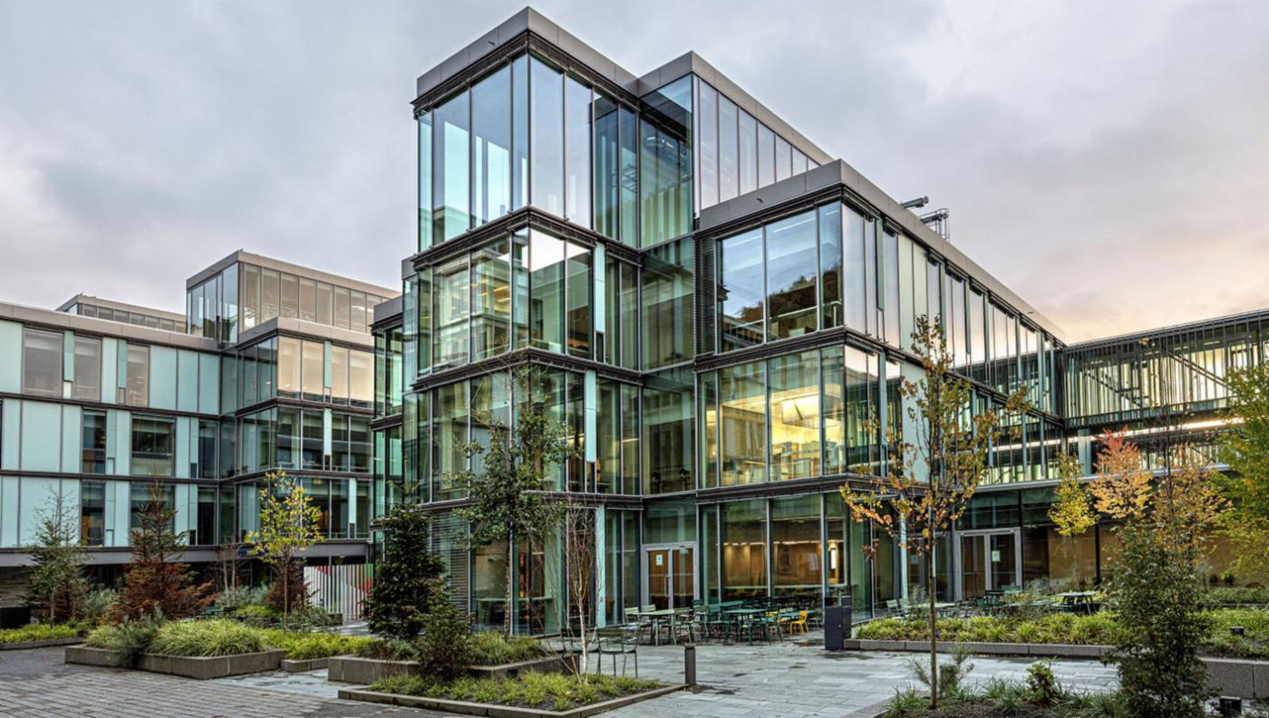 En bygning med glassvinduer