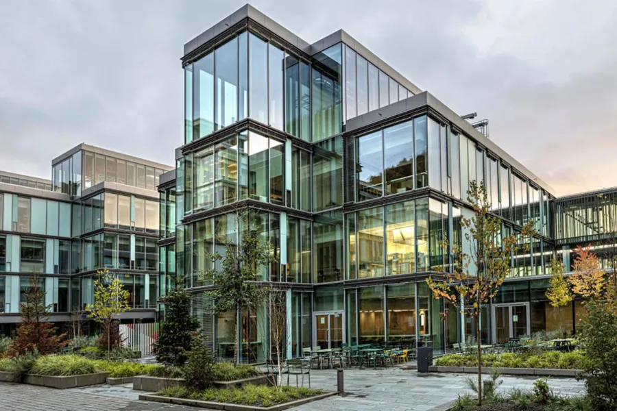 En bygning med glassvinduer