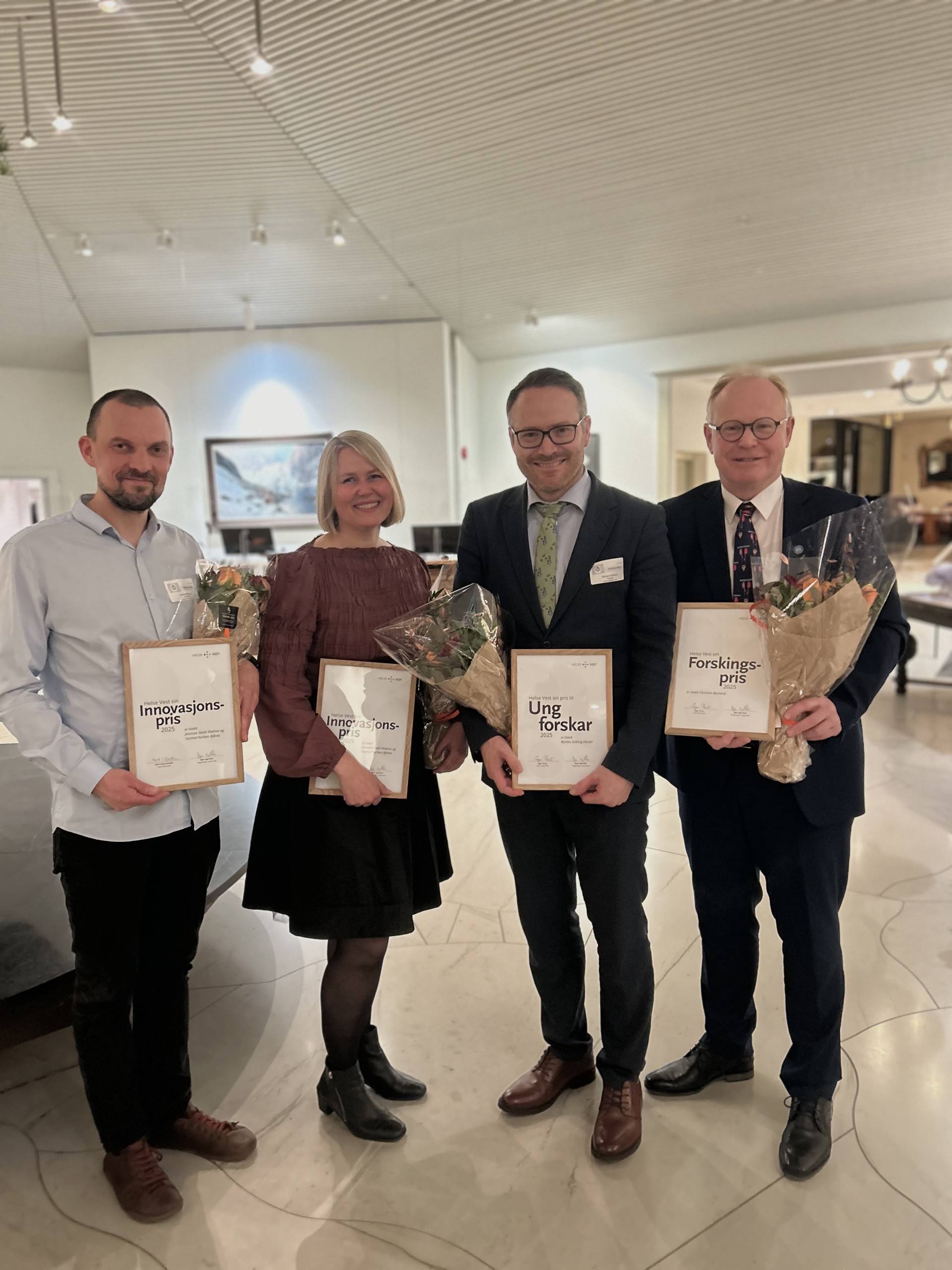 En gruppe mennesker med sertifikater