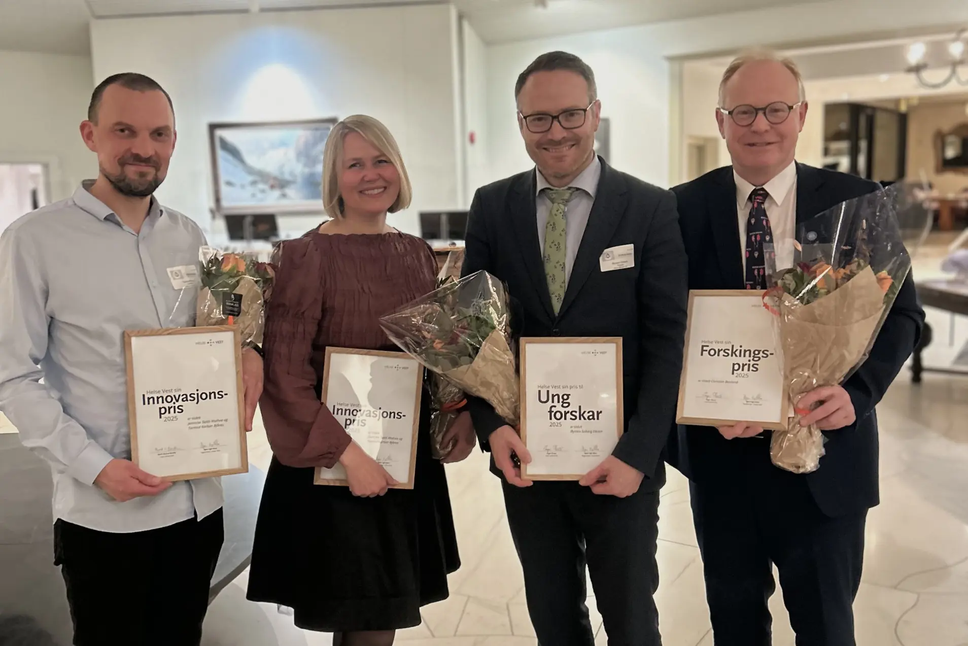 En gruppe mennesker med sertifikater