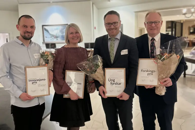 En gruppe mennesker med sertifikater