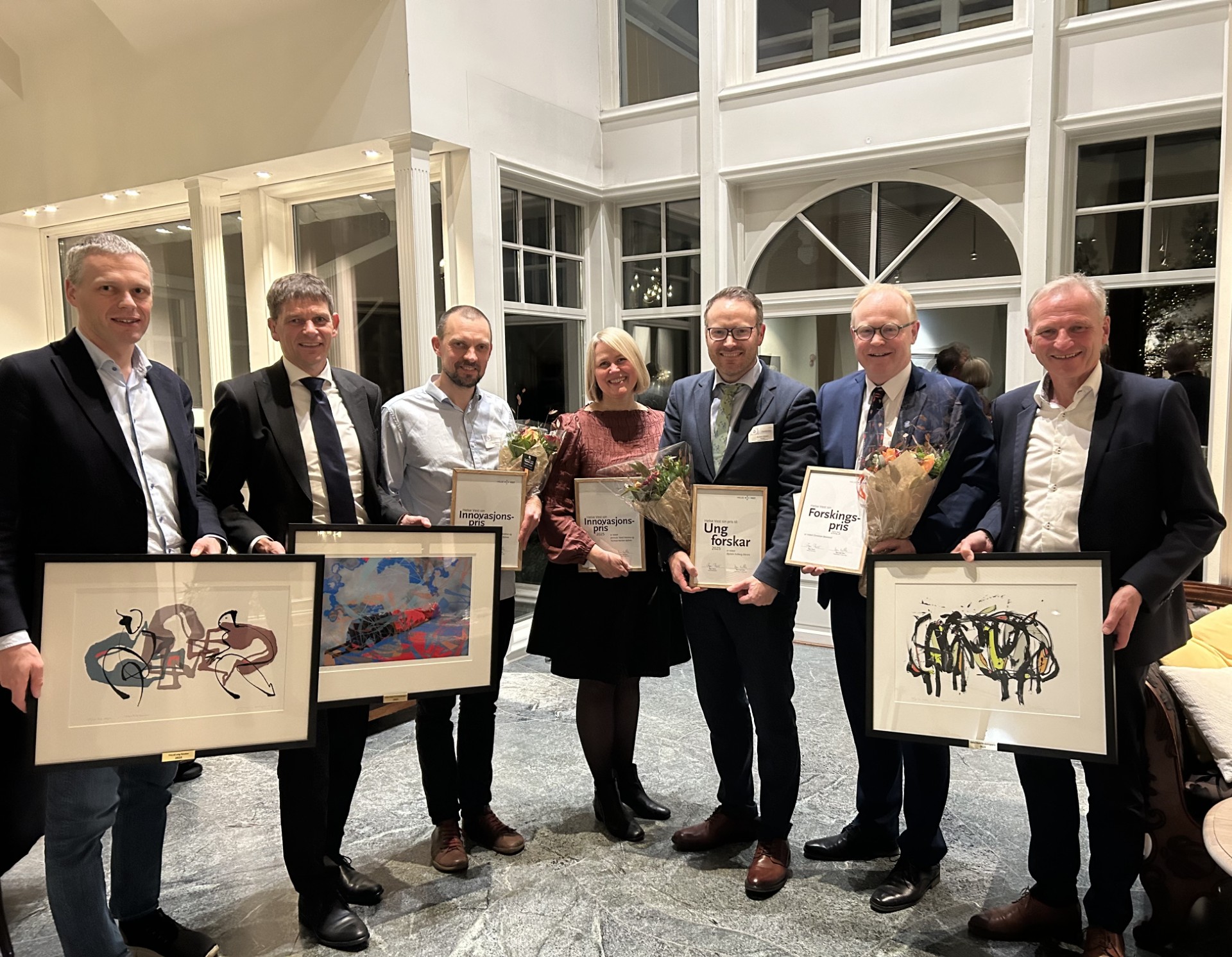 En gruppe mennesker med sertifikater