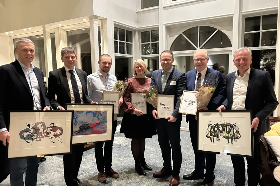 En gruppe mennesker med sertifikater