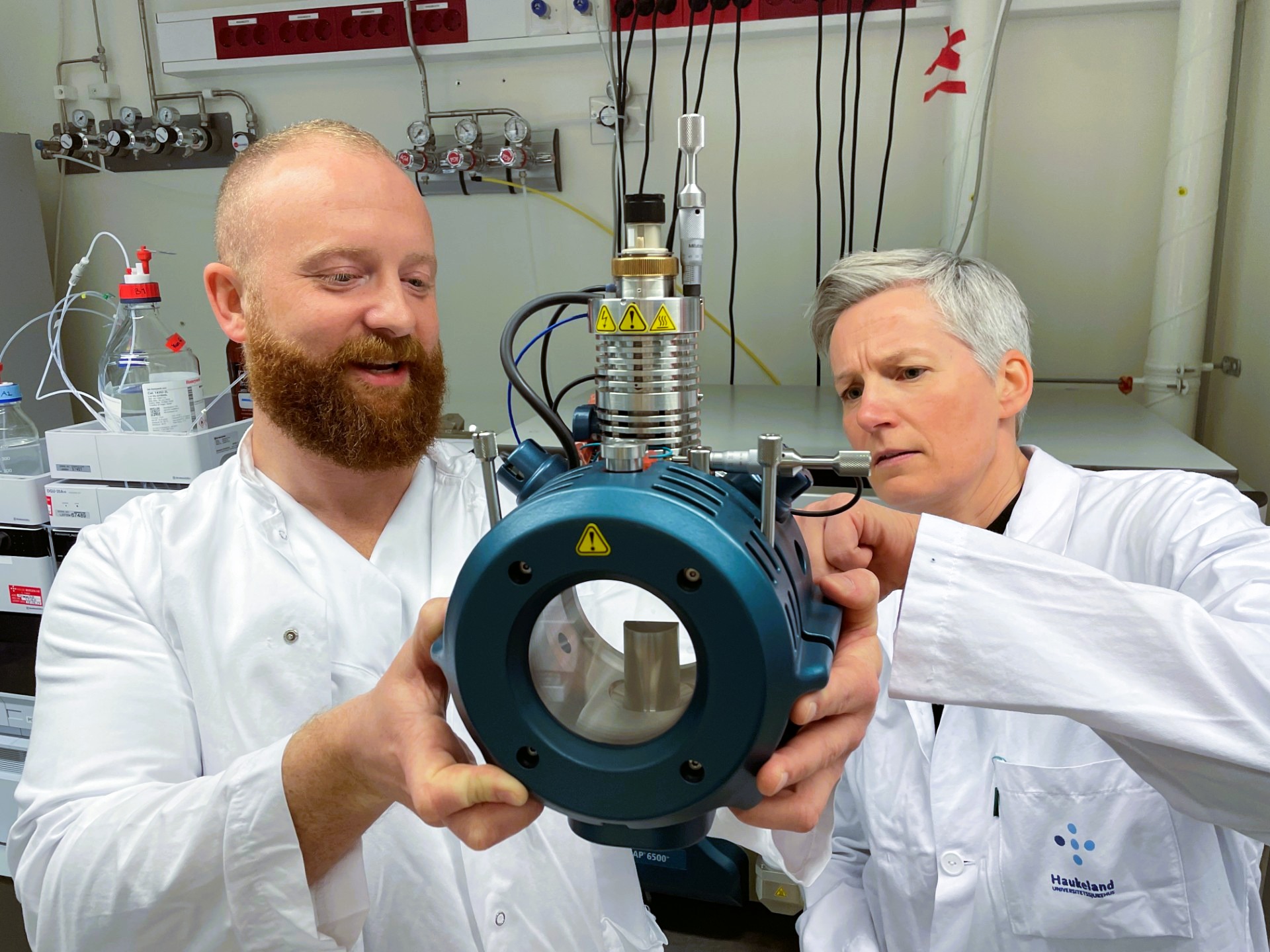 En mann og en kvinne i et laboratorium