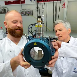 En mann og en kvinne i et laboratorium